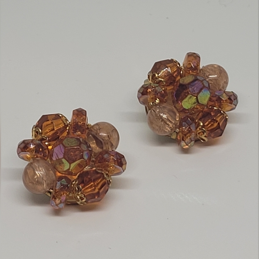 VINTAGE Cluster Beaded Iridescent Clip-On Earrings - Picture 5 of 11